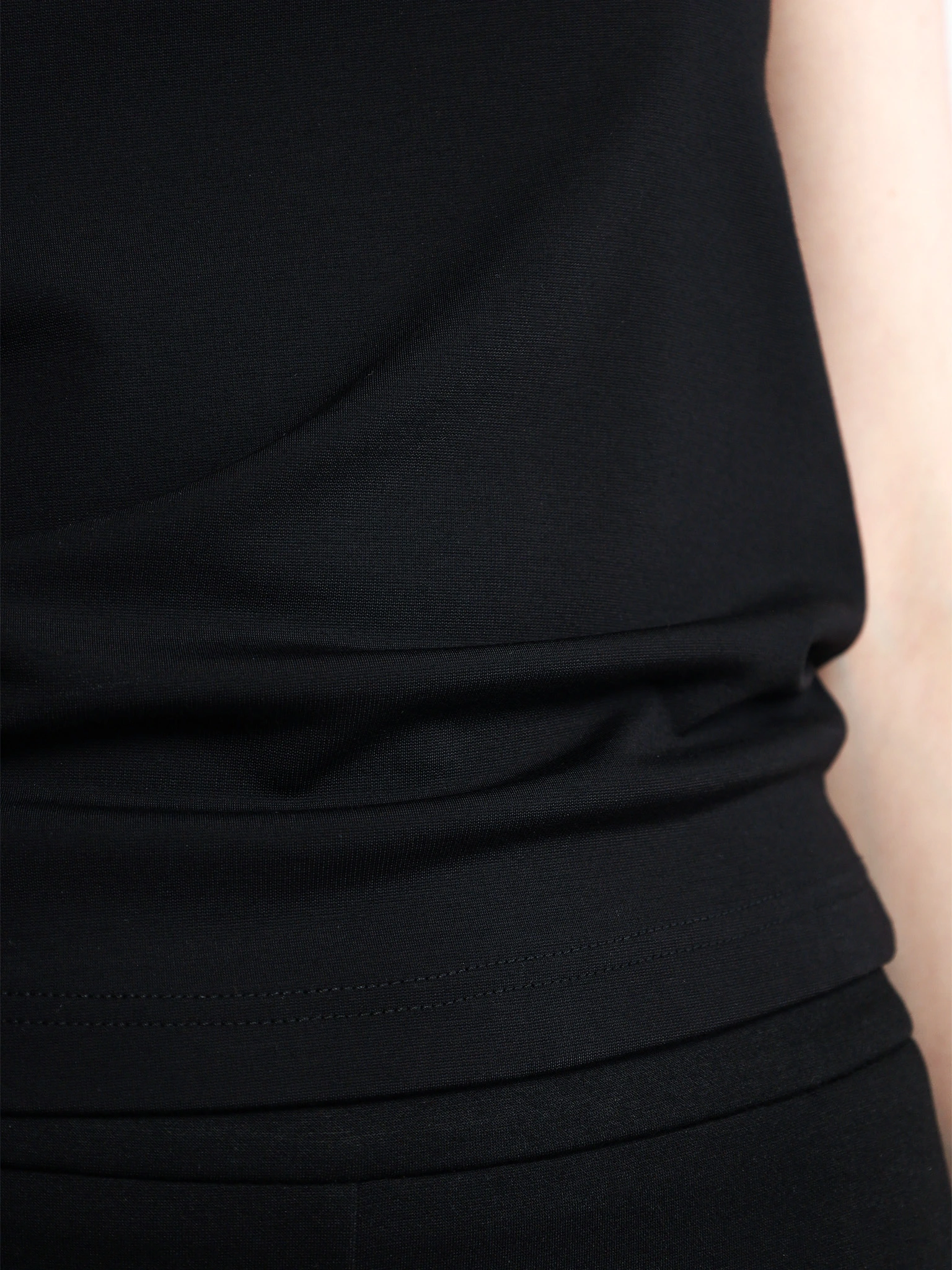 Майка черного цвета прямого кроя